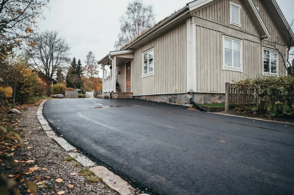 asfaltera uppfart med fiberkabel under marken